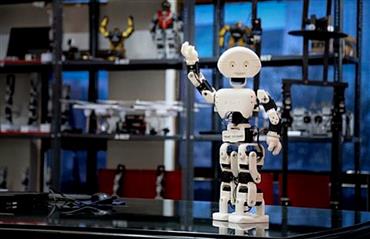 MANAV, Hindistan’ın ilk 3D yazdırılan humanoid robotu IIT Mumbai TechFest 2015’te tanıtıldı.